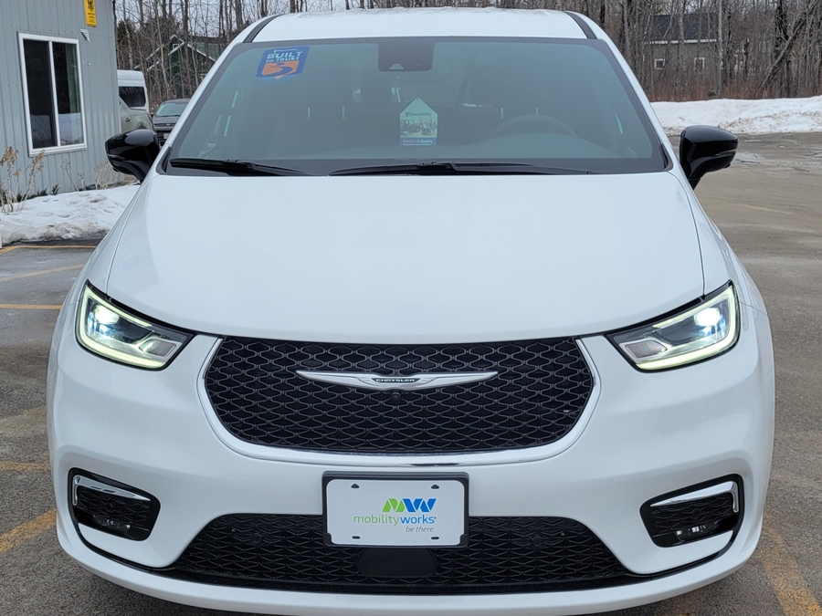 White Chrysler Pacifica image number 1