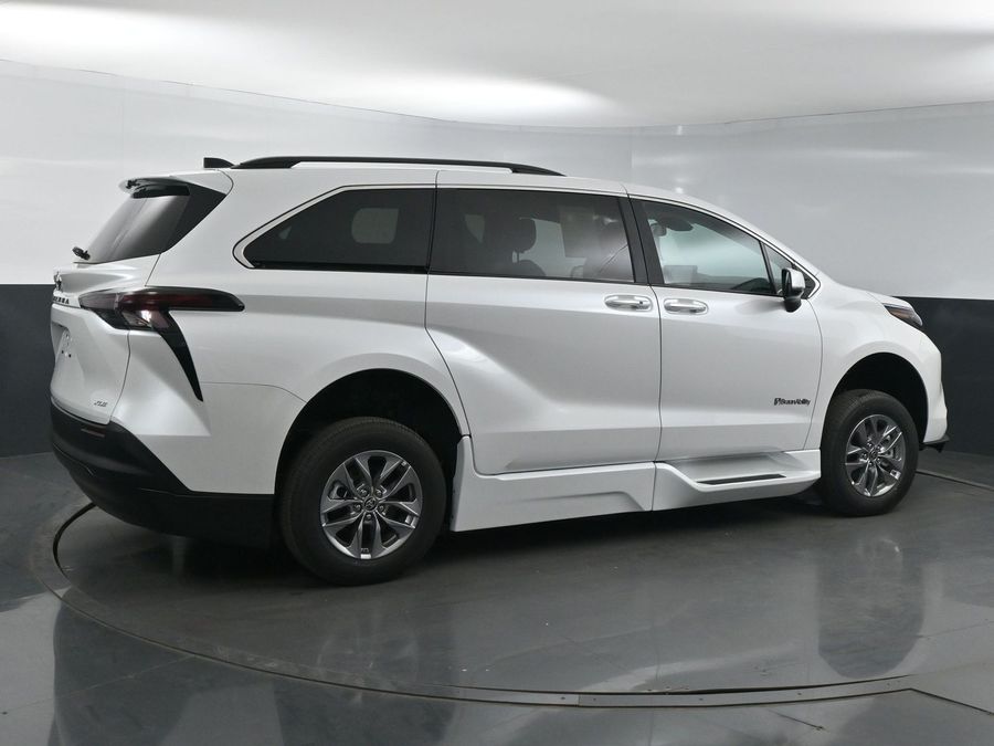 New 2025 Toyota Sienna Hybrid XLE Plus - BraunAbility Side Entry Entry In Floor Automatic Ramp