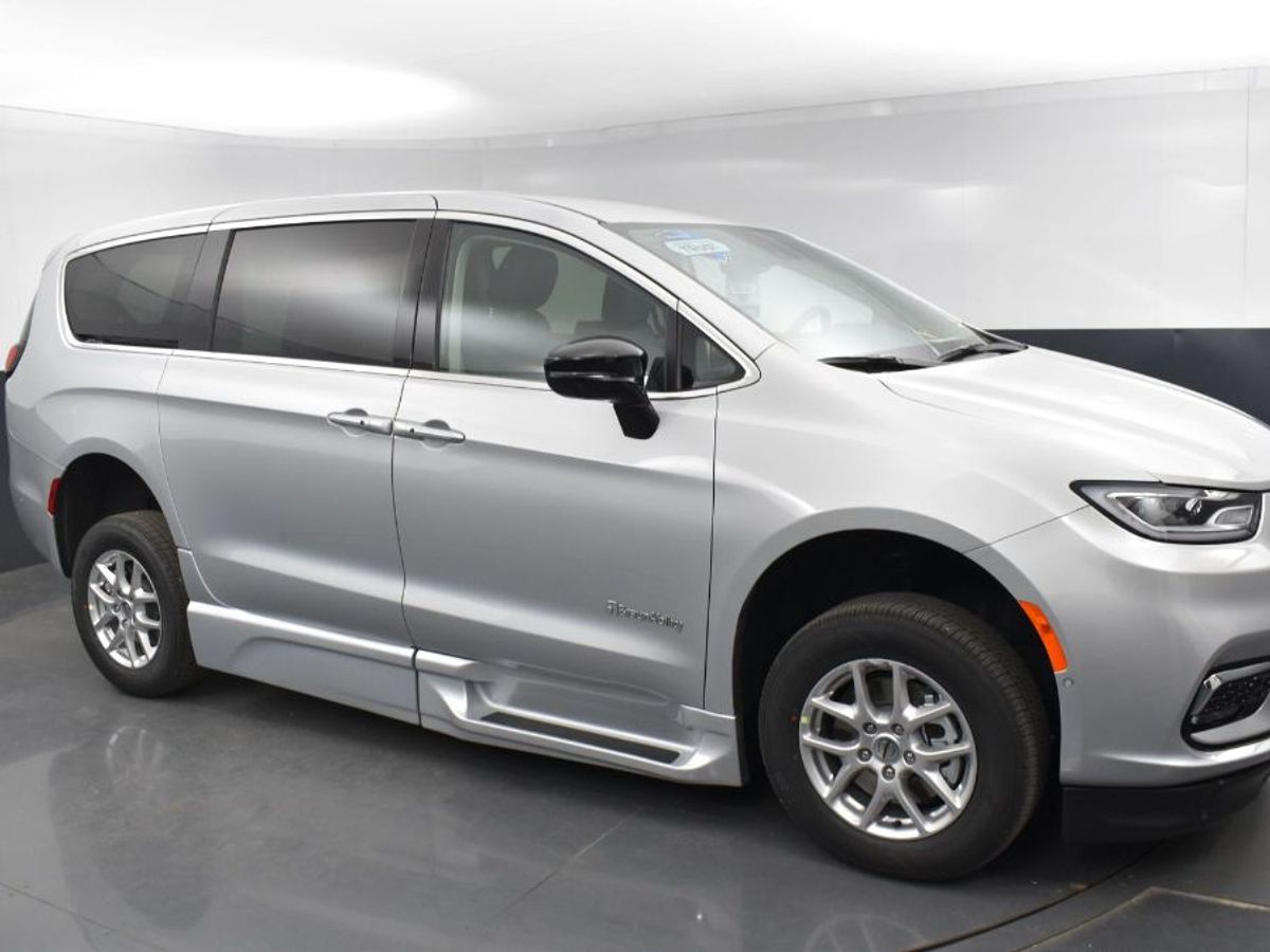 Silver Chrysler Pacifica image number 8