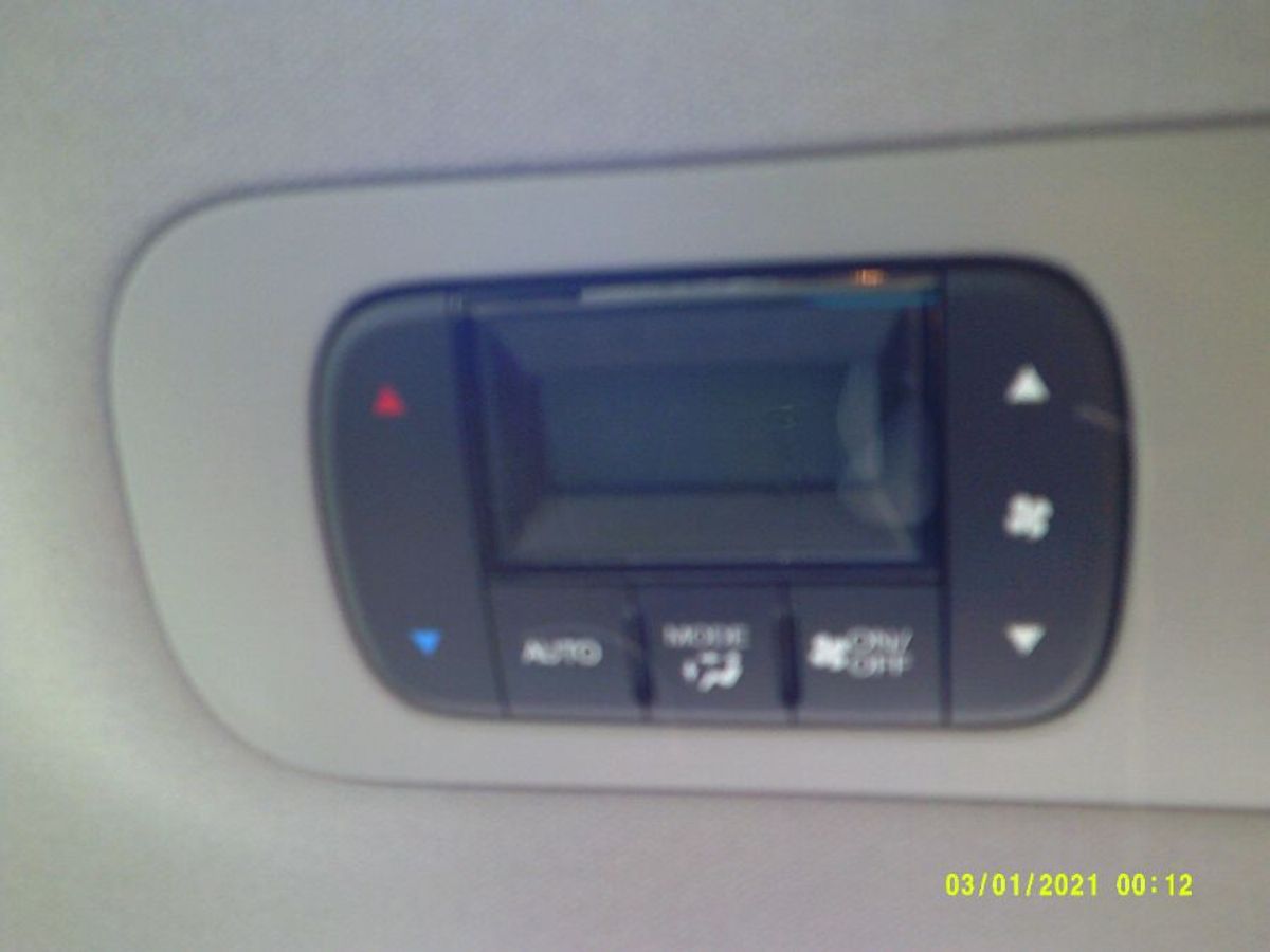 Silver Honda Odyssey image number 12