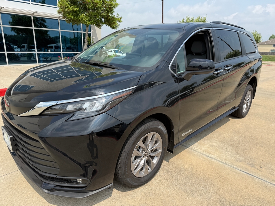 Imagen de la Toyota Sienna negra número 6