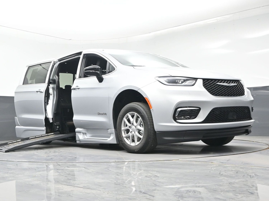 New 2026 Chrysler Pacifica Select Safety - BraunAbility Side Entry Entry Fold Out Automatic Ramp