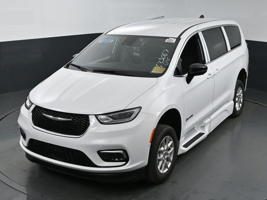 New 2025 Chrysler Pacifica Select Safety - BraunAbility Side Entry Entry Fold Out Automatic Ramp