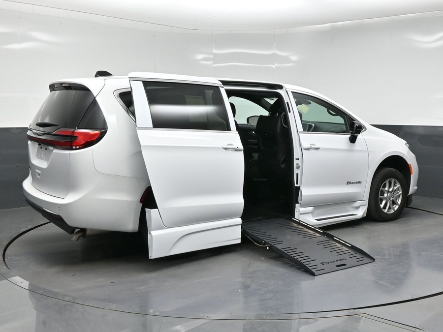New 2026 Chrysler Pacifica Select Safety - BraunAbility Side Entry Fold Out Automatic Ramp