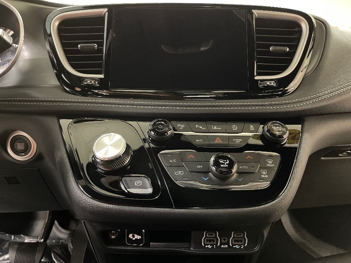 Black Chrysler Pacifica image number 14