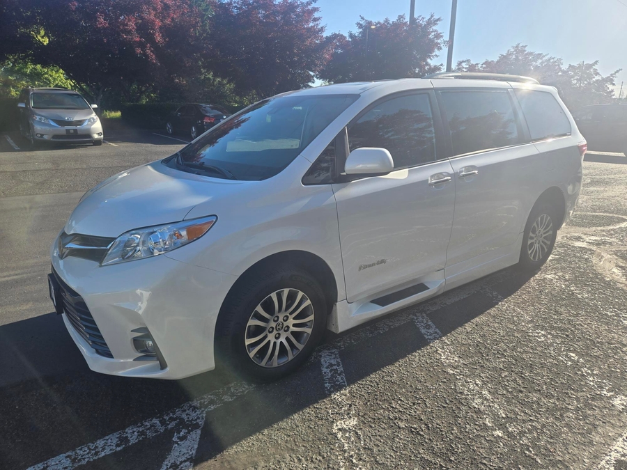 Used 2020 Toyota Sienna XLE - BraunAbility Side Entry Entry In Floor Automatic Ramp
