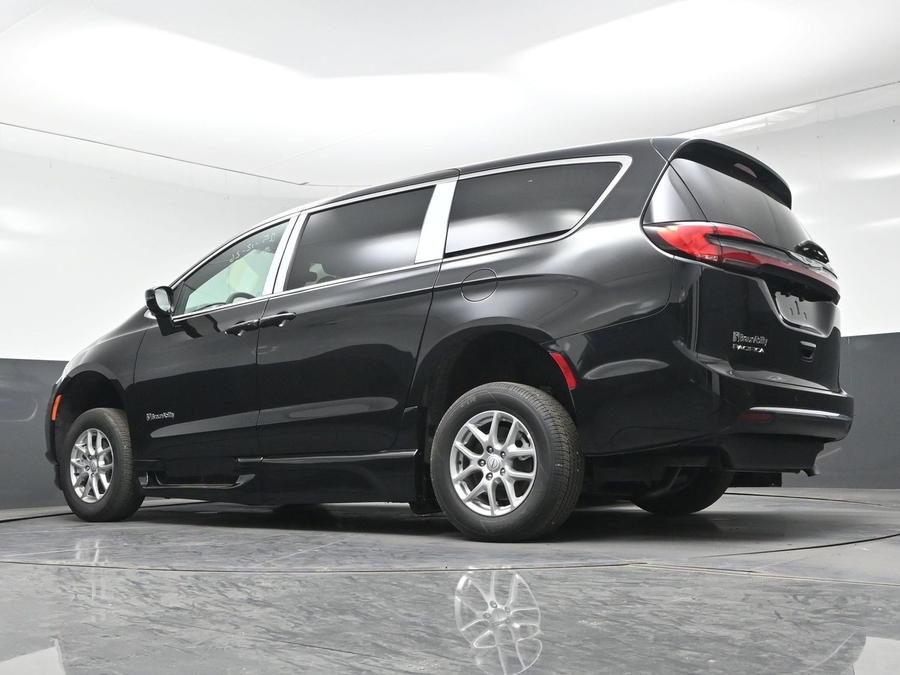 Black Chrysler Pacifica image number 17