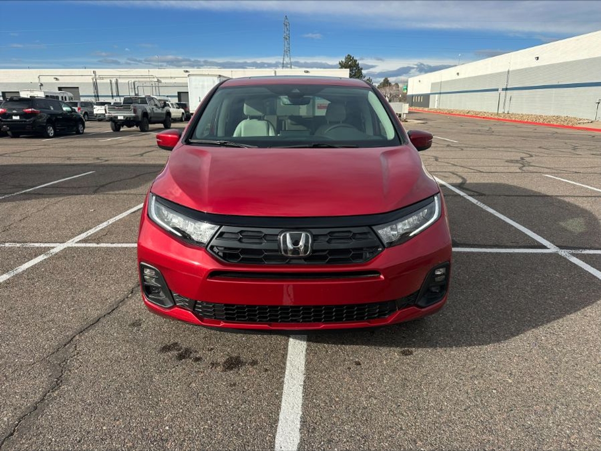 Red Honda Odyssey image number 8