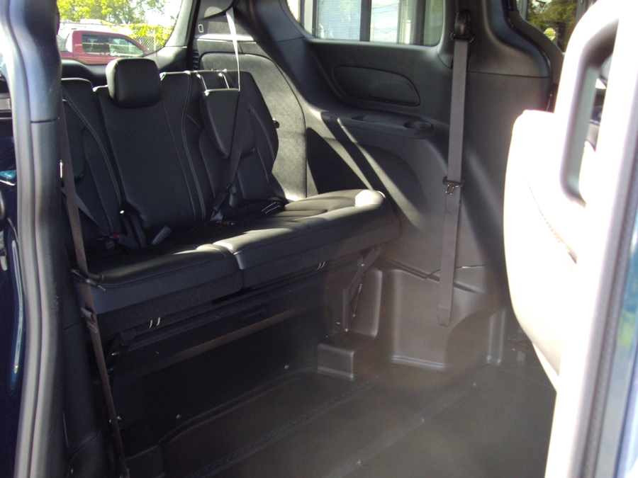 Used 2025 Chrysler Pacifica Select - BraunAbility Side Entry In Floor Automatic Ramp