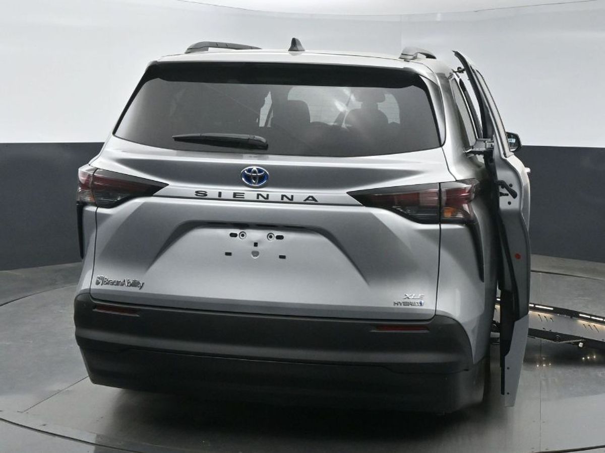 Silver Toyota Sienna image number 20