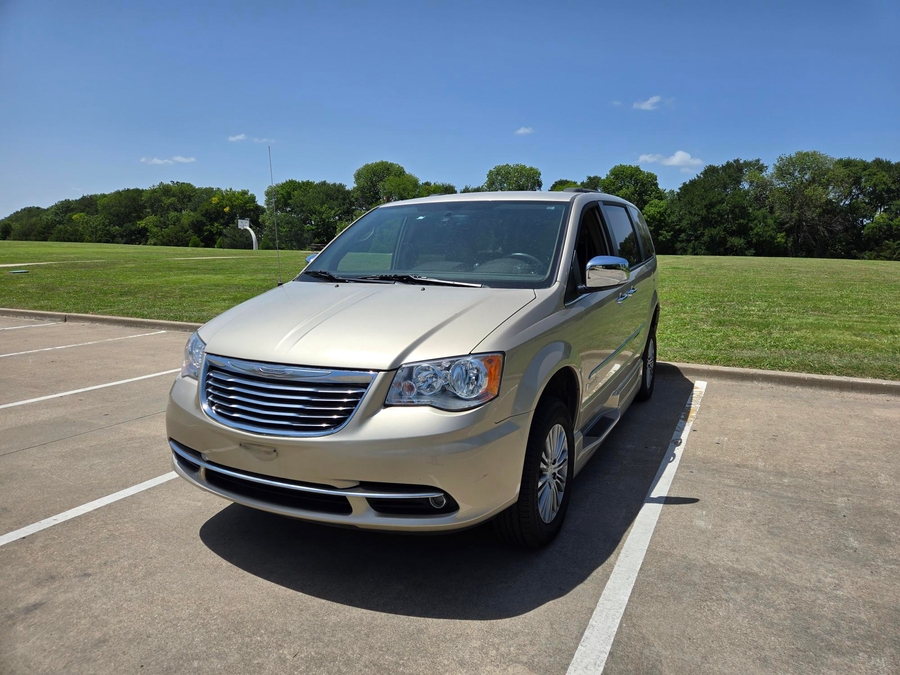 Used 2014 Chrysler Town and Country Touring-L - BraunAbility Side Entry Fold Out Automatic Ramp