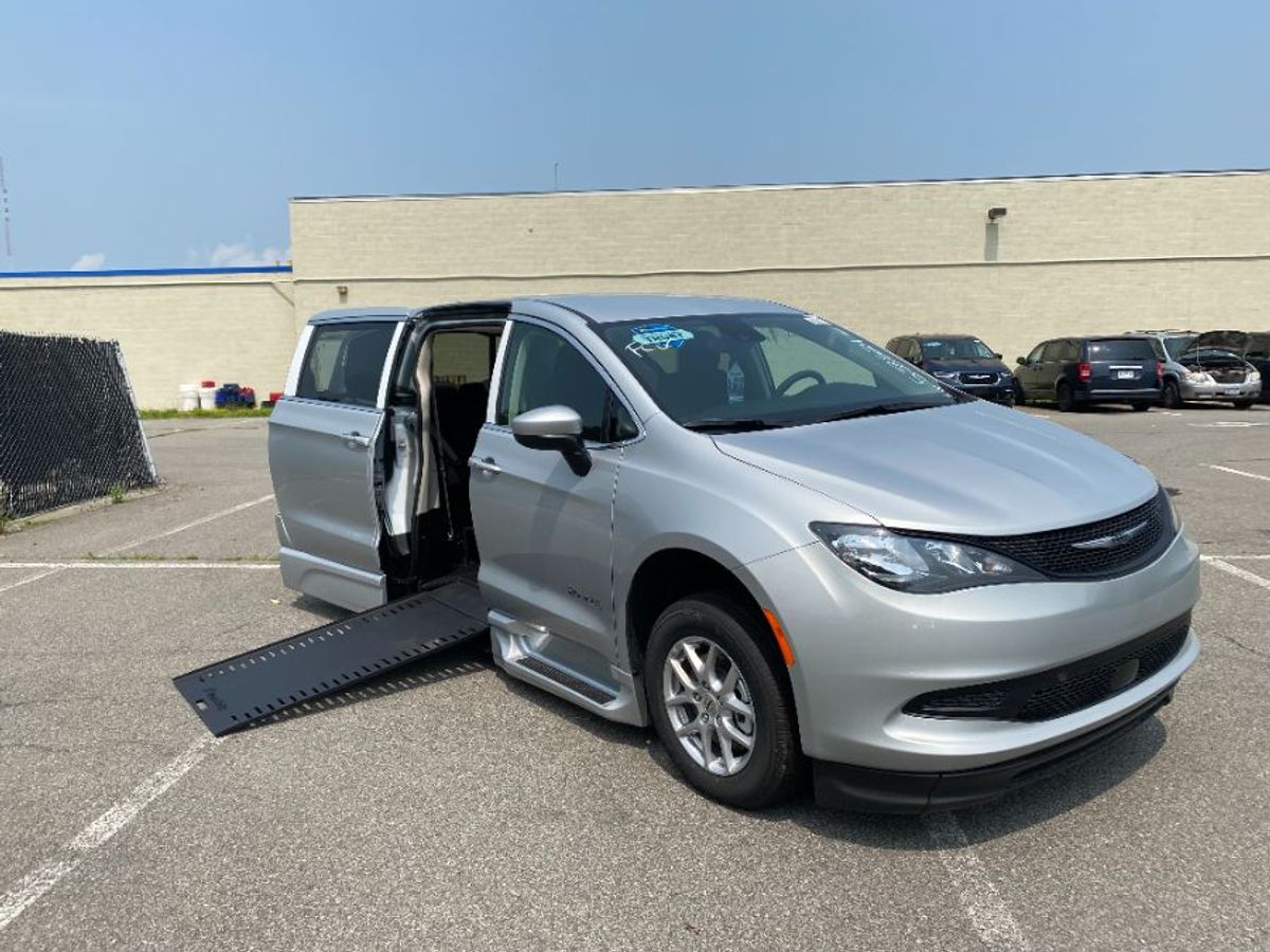 Silver Chrysler Voyager image number 1