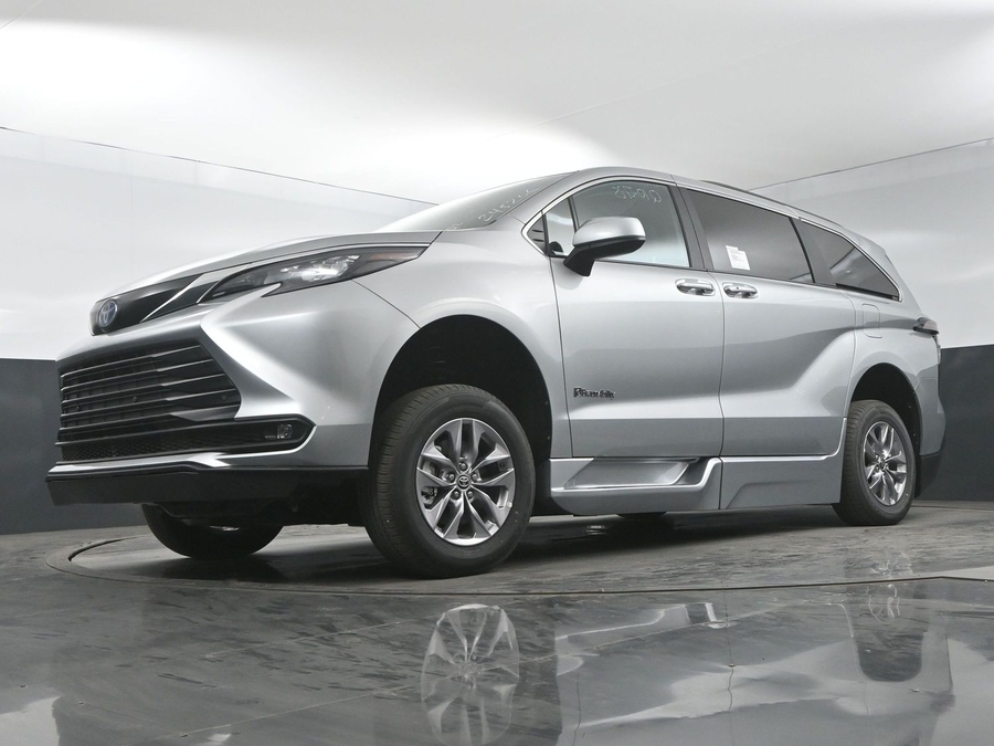 New 2025 Toyota Sienna Hybrid XLE Plus - BraunAbility Side Entry Entry Fold Out Automatic Ramp