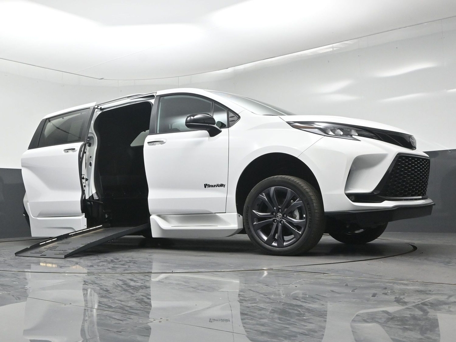 New 2026 Toyota Sienna Hybrid XSE Sport - BraunAbility Side Entry Fold Out Automatic Ramp