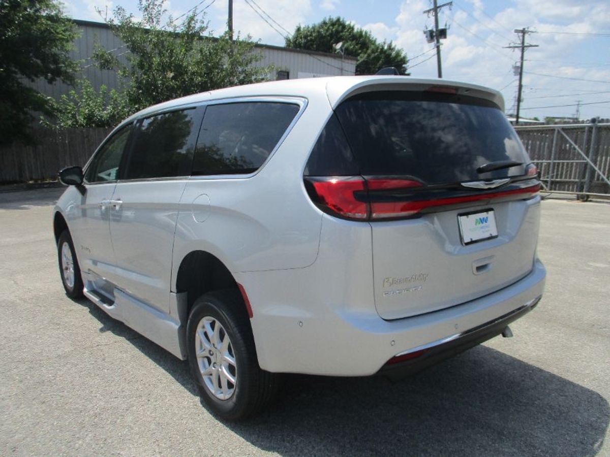 Silver Chrysler Pacifica image number 5