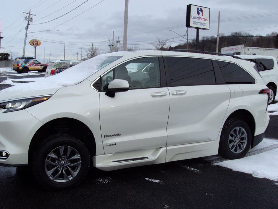 Used 2021 Toyota Sienna Hybrid XLE Base - BraunAbility Side Entry Entry Fold Out Automatic Ramp