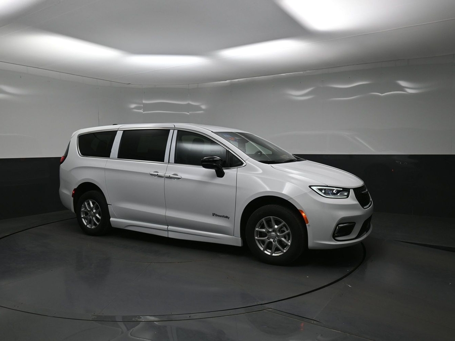 White Chrysler Pacifica image number 10