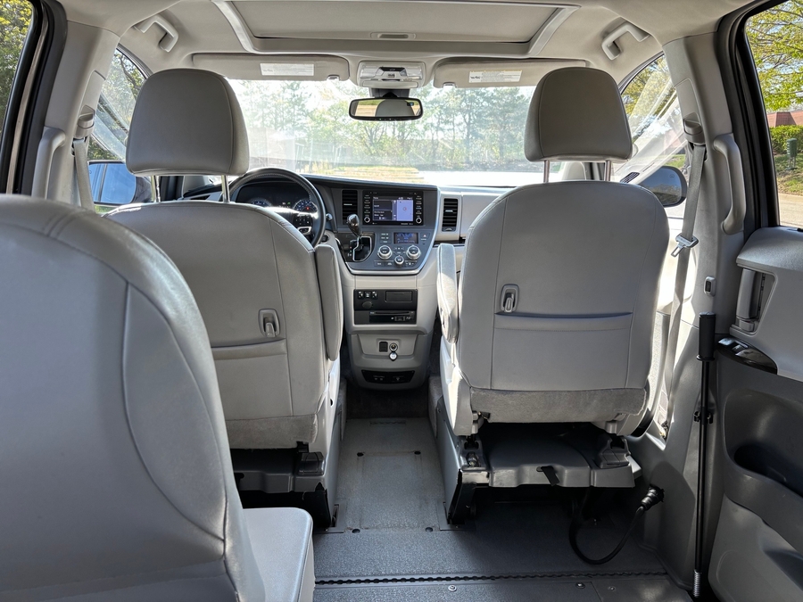 Used 2018 Toyota Sienna XLE - VMI Side Entry Entry In Floor Manual Ramp