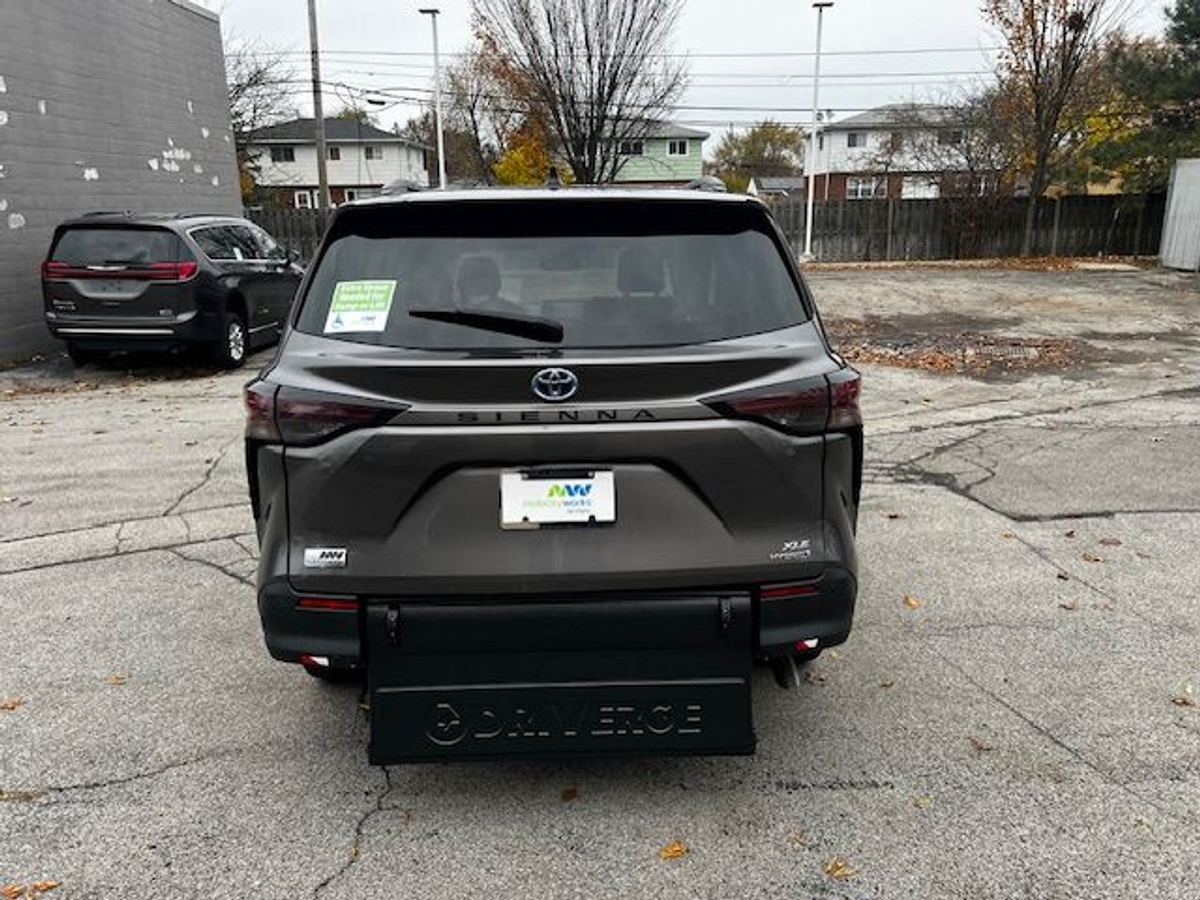 2024 TOYOTA SIENNA - Image 4