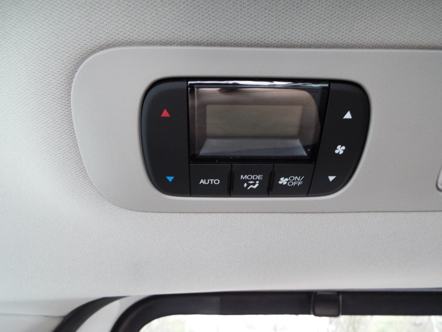 White Honda Odyssey image number 23