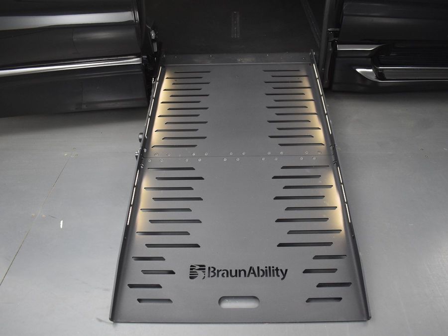 New 2025 Chrysler Pacifica Select Safety - BraunAbility Side Entry Entry Fold Out Automatic Ramp