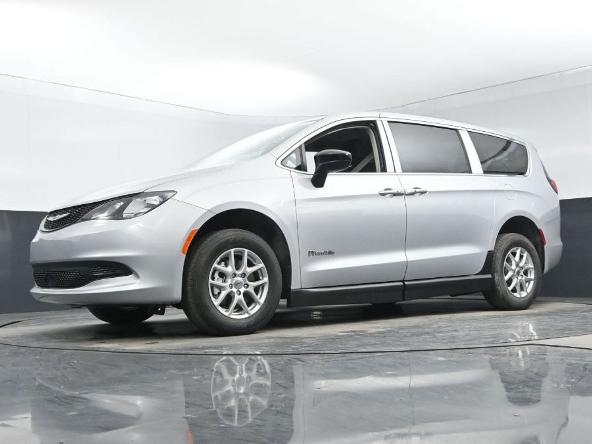 Silver Chrysler Voyager image number 8