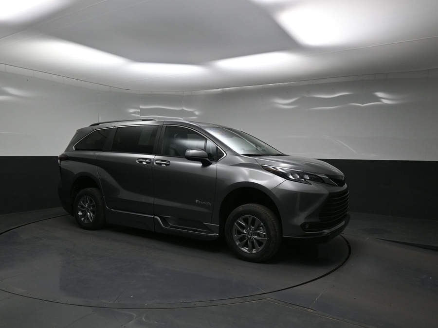 Grey Toyota Sienna image number 14