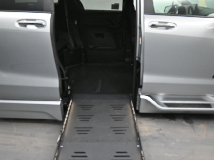 Silver Toyota Sienna image number 11