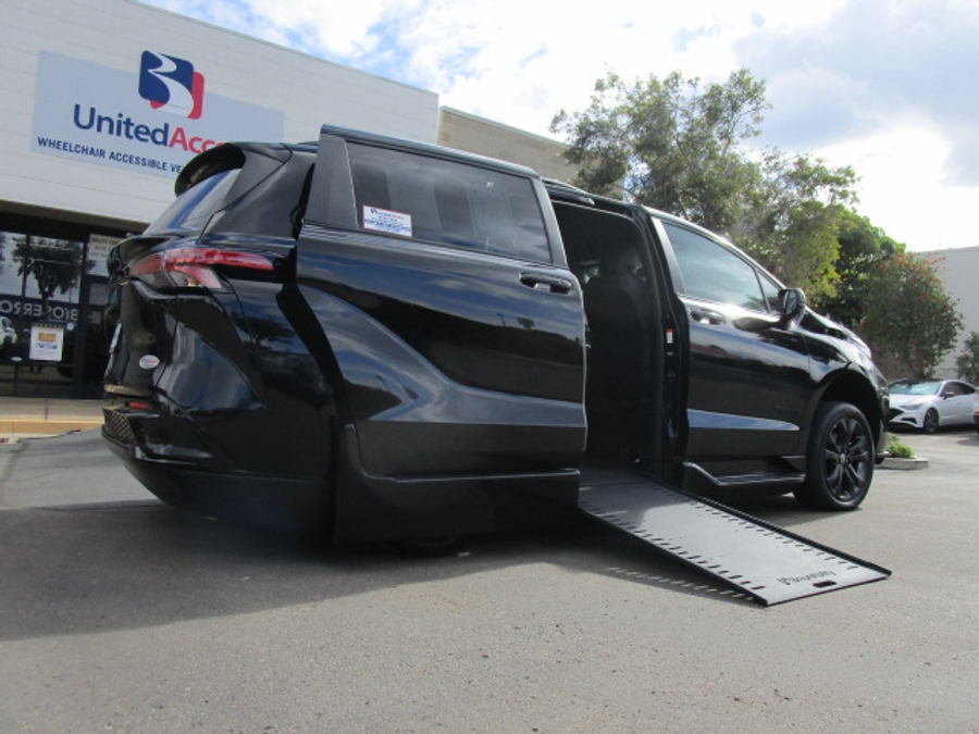 New 2025 Toyota Sienna Hybrid XSE Sport - BraunAbility Side Entry Entry In Floor Automatic Ramp