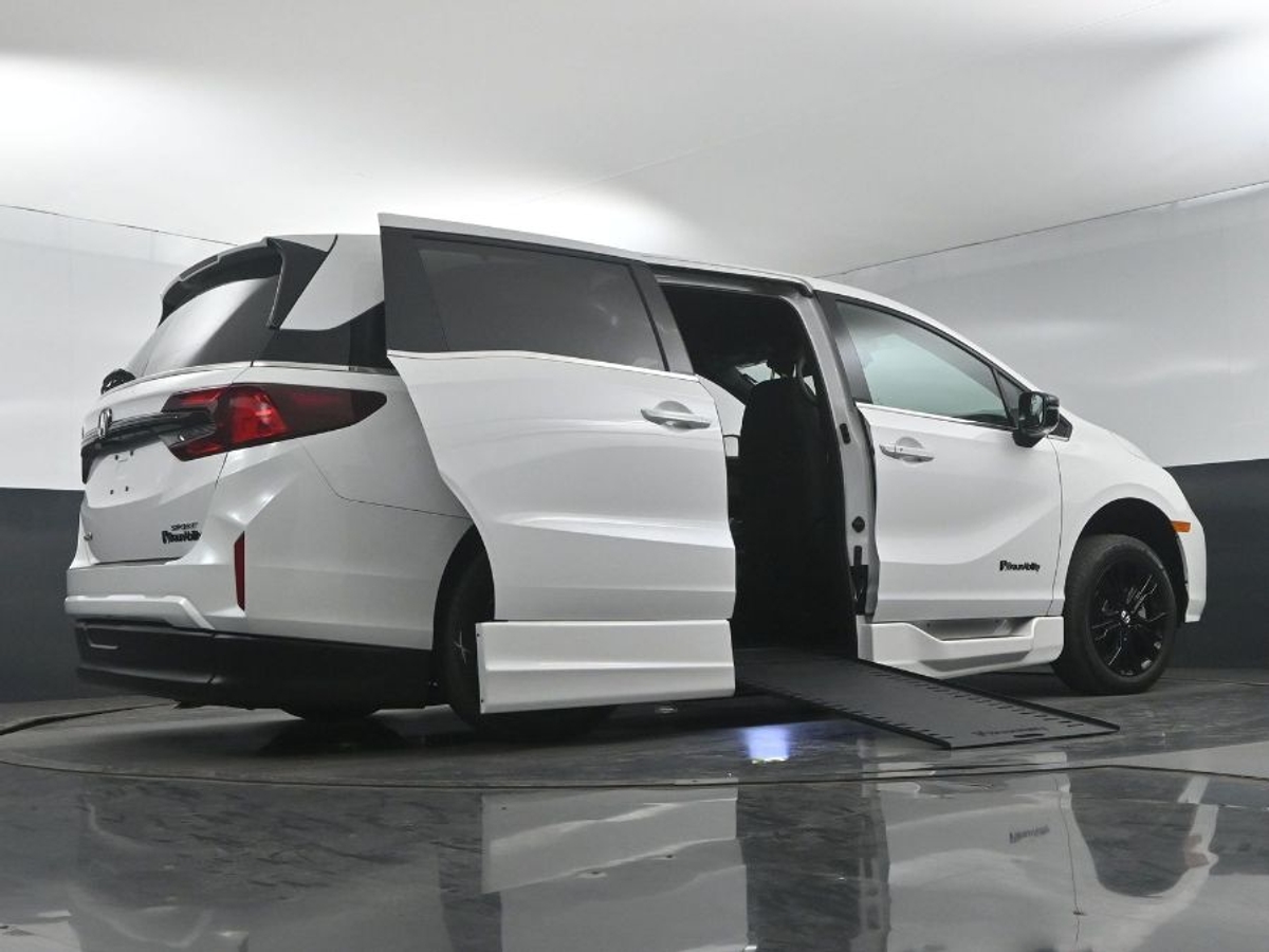 White Honda Odyssey image number 21