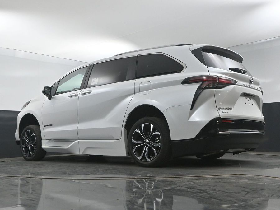 New 2025 Toyota Sienna Hybrid Platinum - BraunAbility Side Entry Entry Fold Out Automatic Ramp
