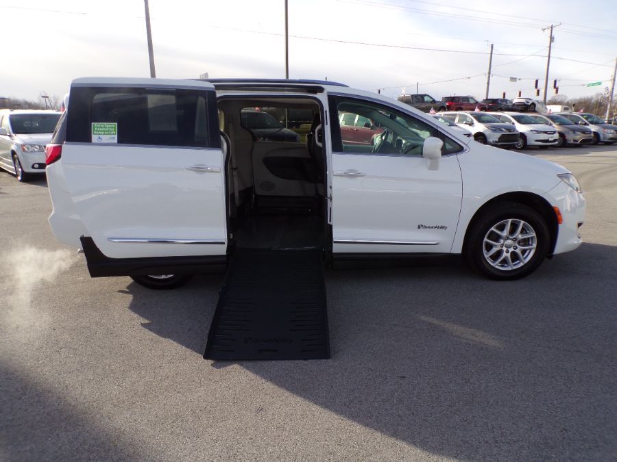 White Chrysler Pacifica image number 17