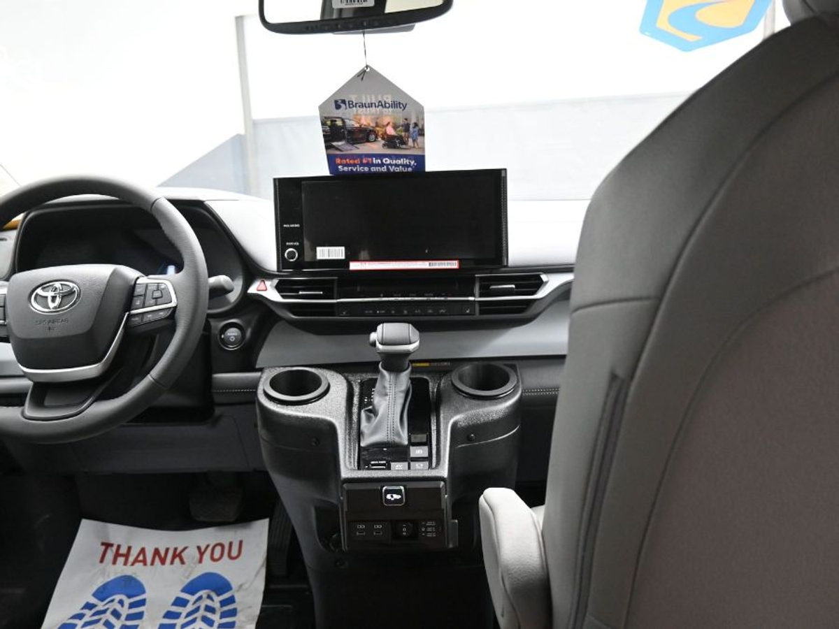 2025 TOYOTA SIENNA - Image 13