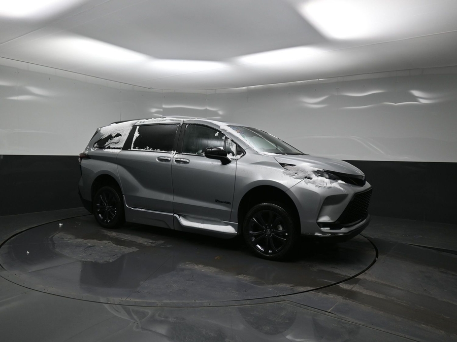 New 2025 Toyota Sienna Hybrid XSE Sport - BraunAbility Side Entry Entry In Floor Automatic Ramp