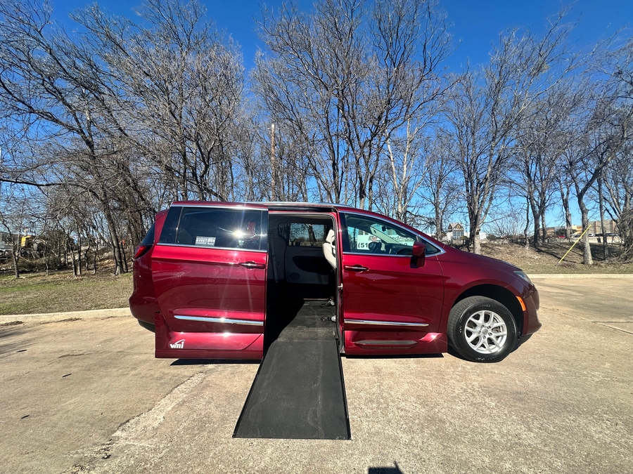 Used 2020 Chrysler Pacifica Touring L - VMI Side Entry Entry In Floor Automatic Ramp