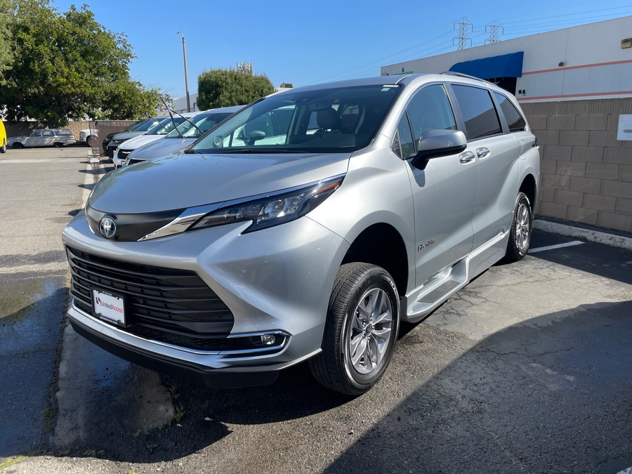 Used 2024 Toyota Sienna Hybrid XLE - BraunAbility Side Entry Entry Fold Out Automatic Ramp