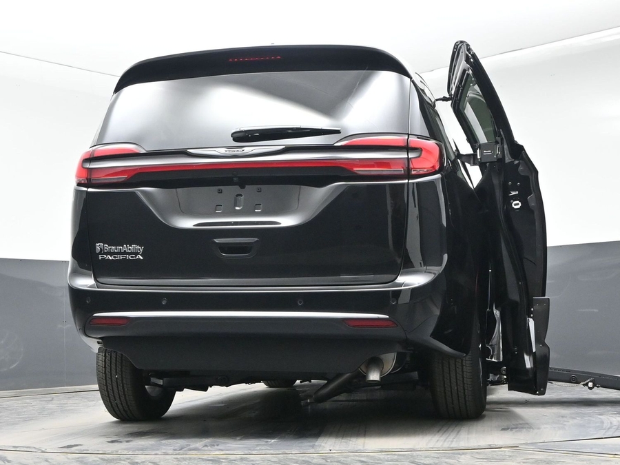 Black Chrysler Pacifica image number 17