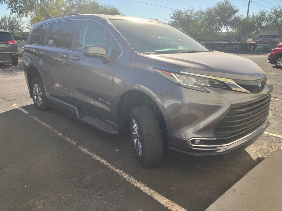 Used 2023 Toyota Sienna Hybrid XLE Base - BraunAbility Side Entry Entry Fold Out Automatic Ramp