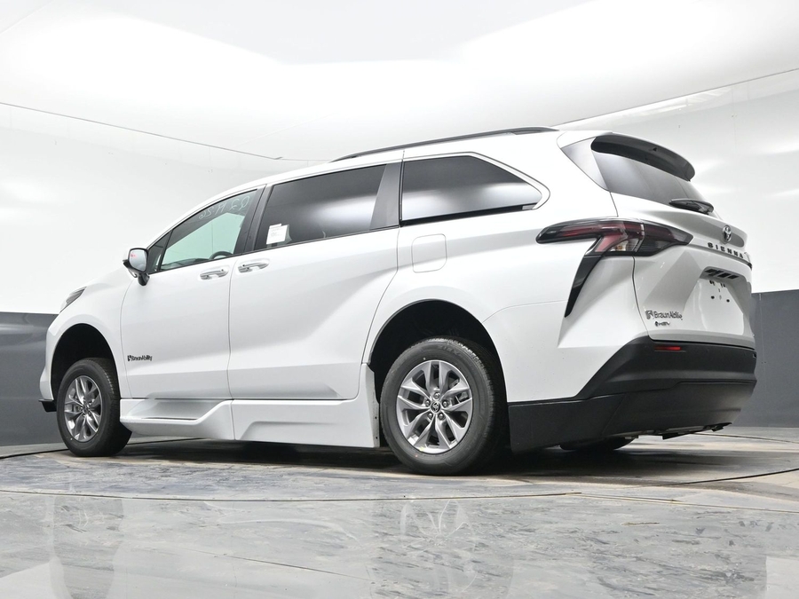 New 2026 Toyota Sienna Hybrid XLE Add - BraunAbility Side Entry Entry In Floor Automatic Ramp
