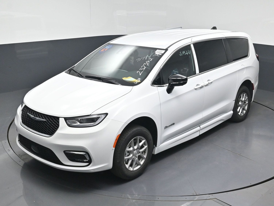 White Chrysler Pacifica image number 21
