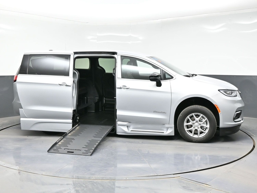 Silver Chrysler Pacifica image number 7