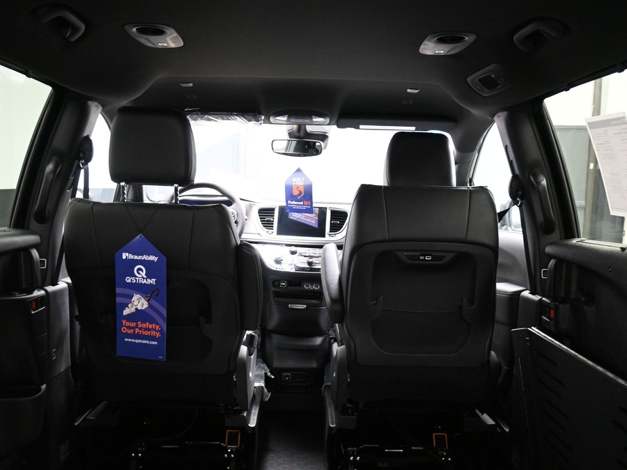 Black Chrysler Pacifica image number 21