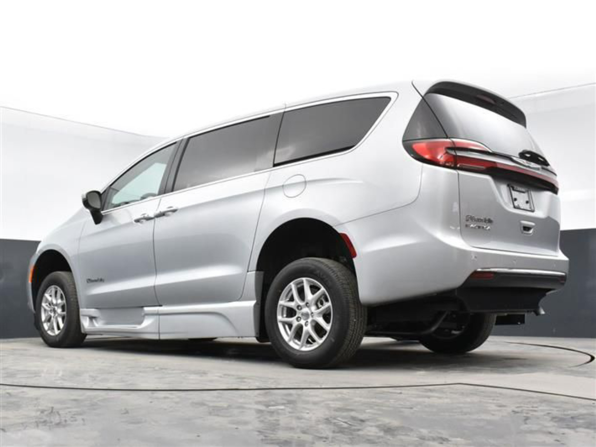 2023 Chrysler Pacifica Touring L - Photo 19