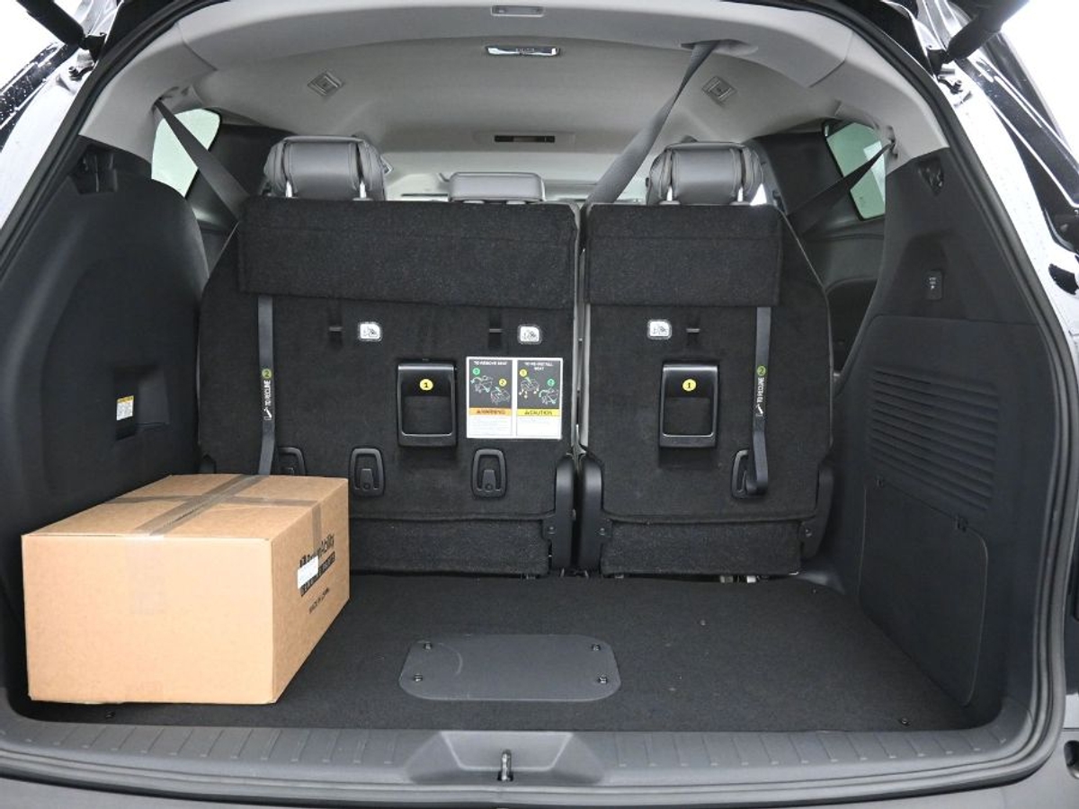 Black Toyota Sienna image number 16