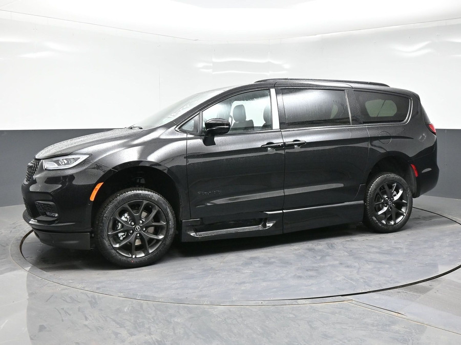 New 2026 Chrysler Pacifica Select Sport - BraunAbility Side Entry Entry Fold Out Automatic Ramp