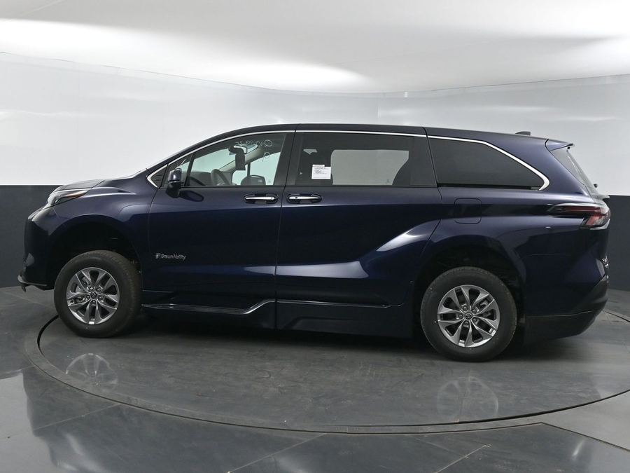 New 2025 Toyota Sienna Hybrid XLE Base - BraunAbility Side Entry Entry Fold Out Automatic Ramp