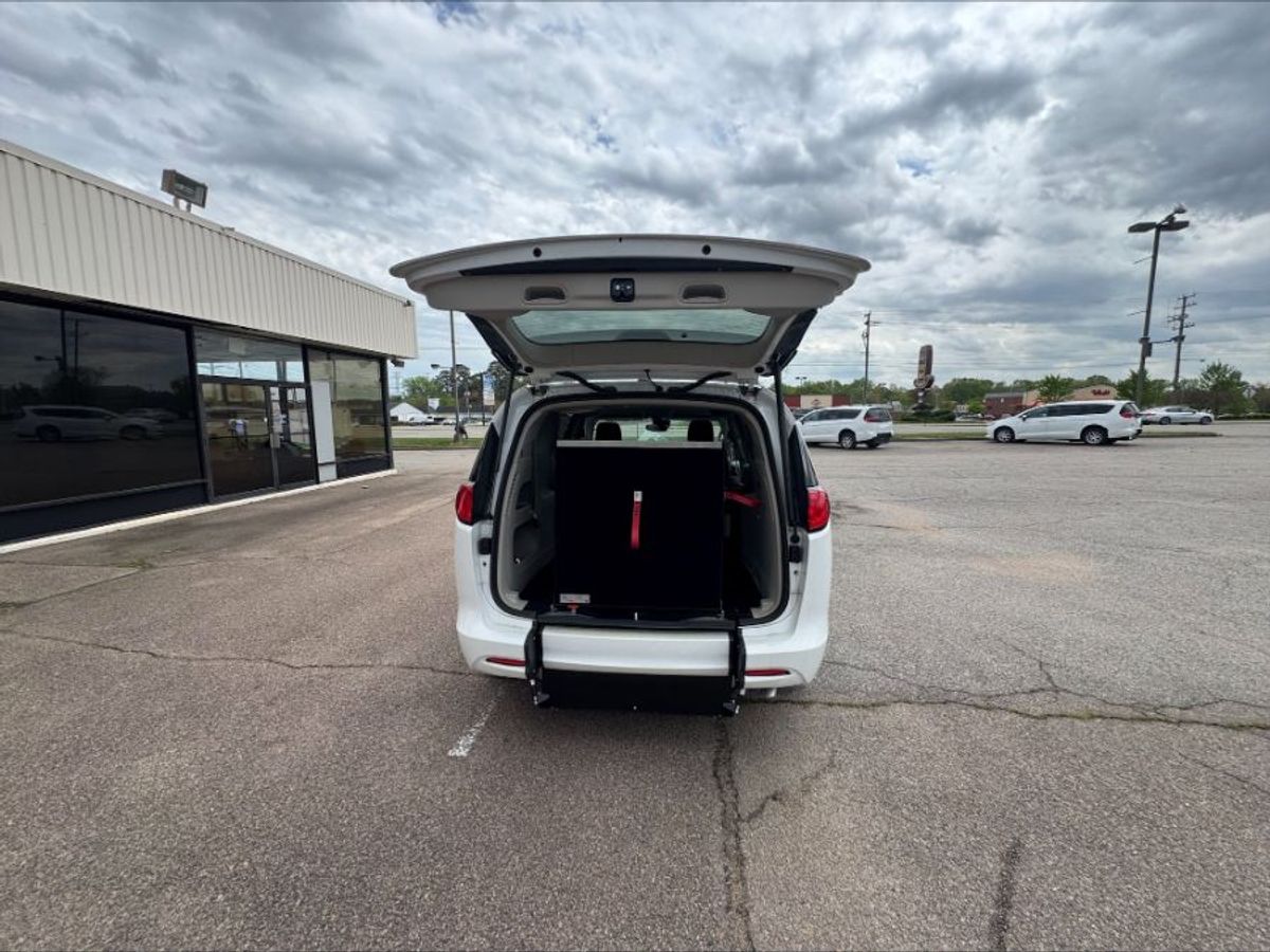 White Chrysler Voyager image number 6