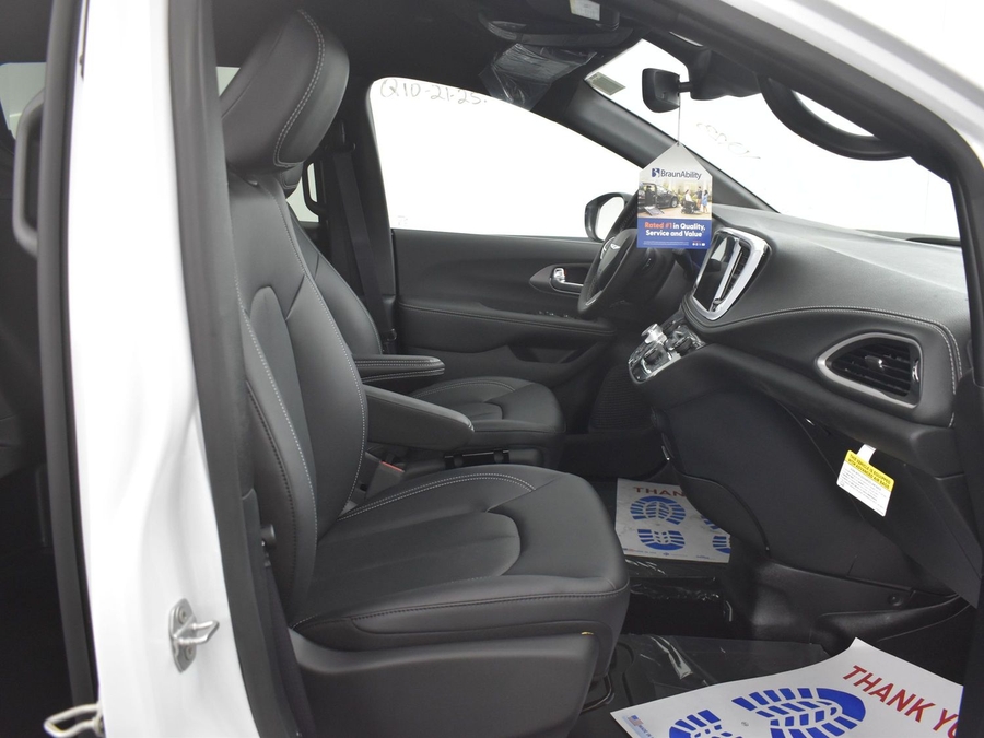 New 2025 Chrysler Pacifica Select Safety - BraunAbility Side Entry Entry Fold Out Automatic Ramp
