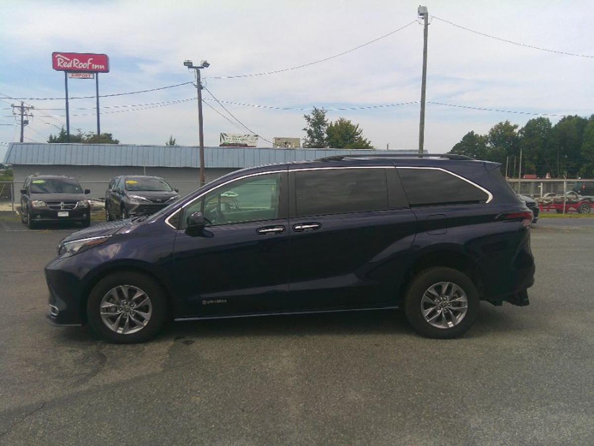 Blue Toyota Sienna image number 3