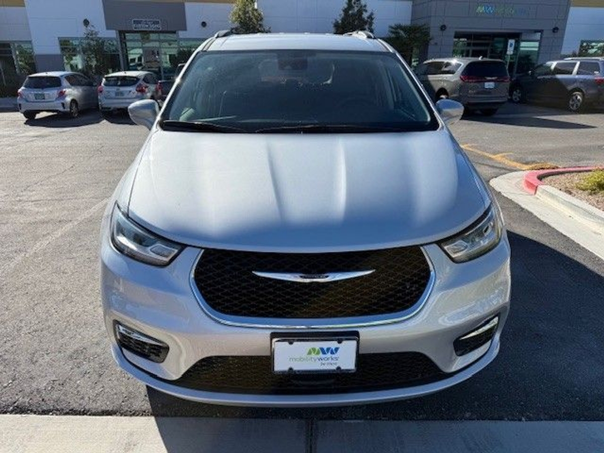 Silver Chrysler Pacifica image number 2